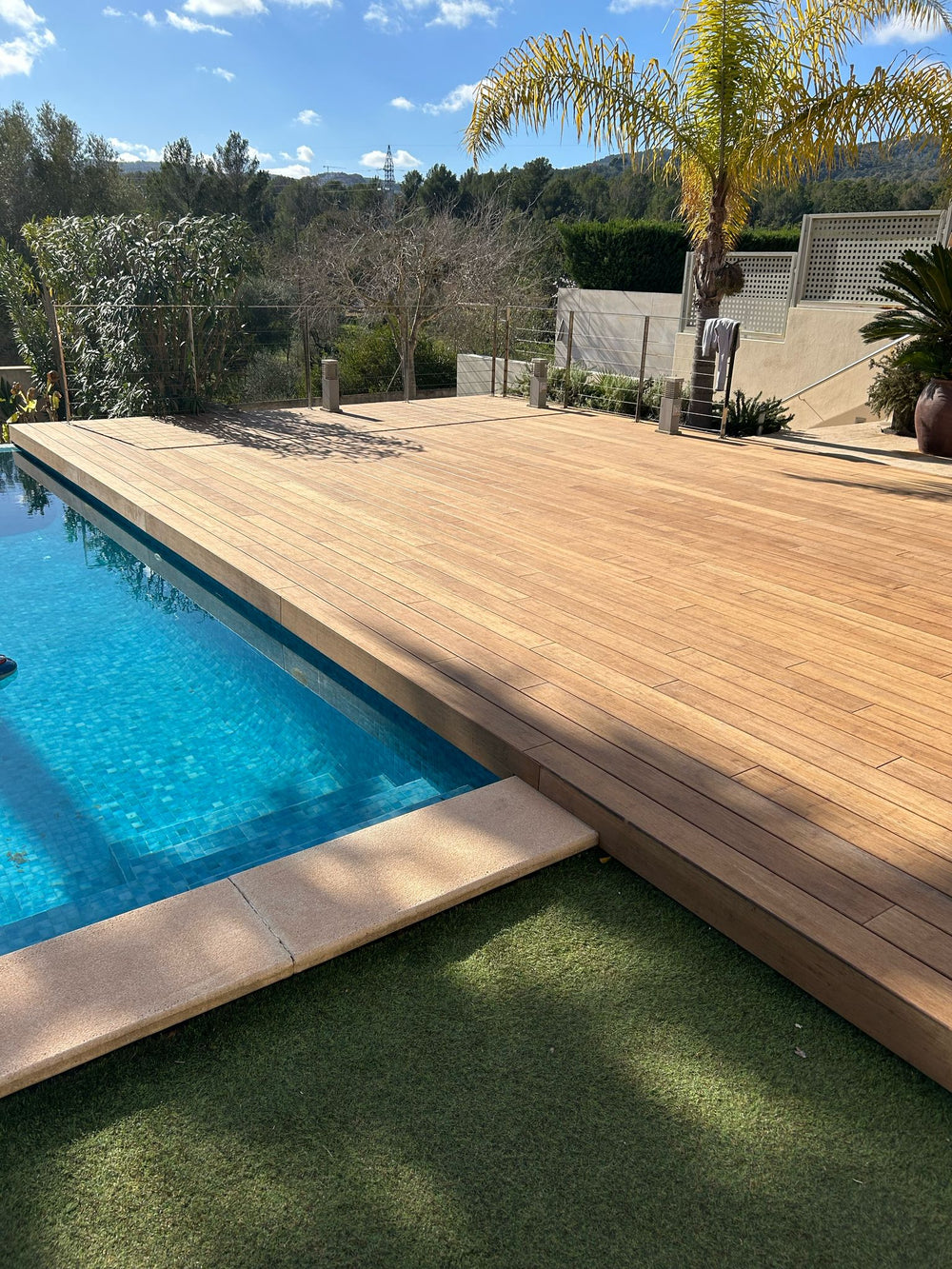 Eine Bambuskontor Terrasse aus Bambus am Pool.