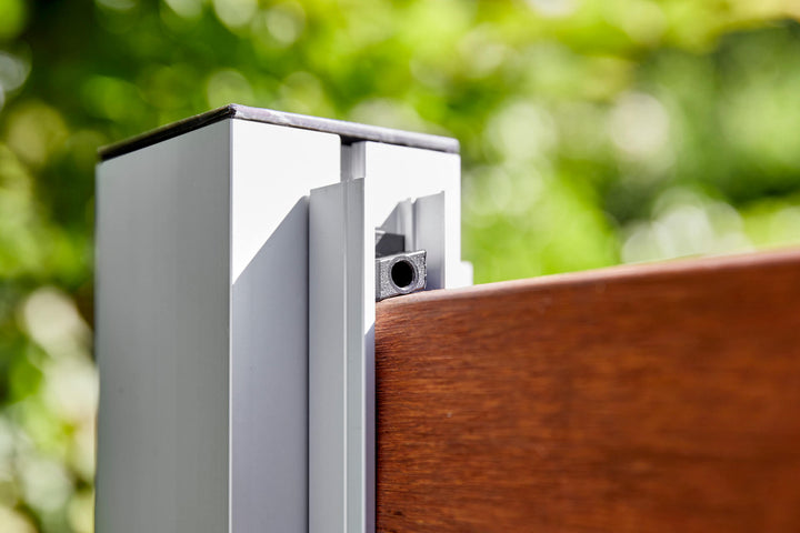 Die Pfostenkappe auf dem Aluminium Pfosten sorgt für ein stilvollen Abschluss.