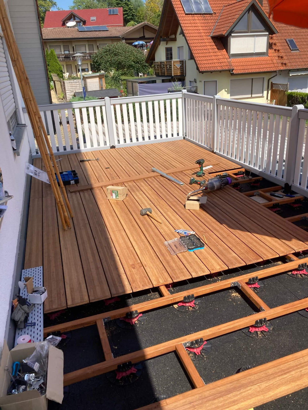 Die Verlegung der Bambuslatten auf einem Balkon  mit Querstreben und Stelzlager.