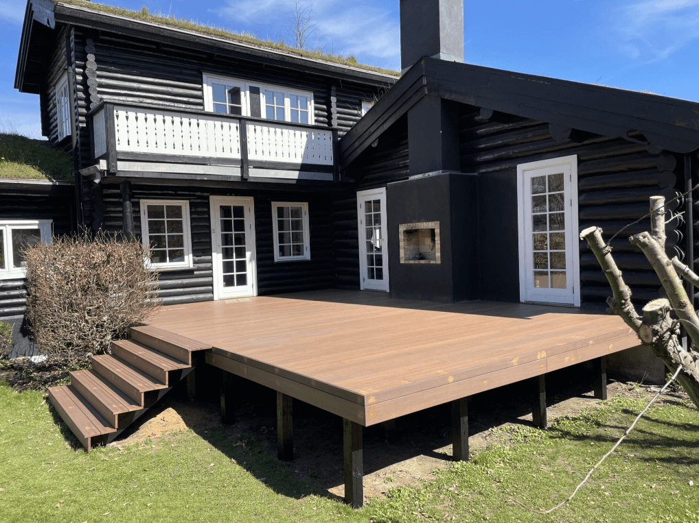 Eine aufgeständerte Terrasse in Bambus Farbe white oak.