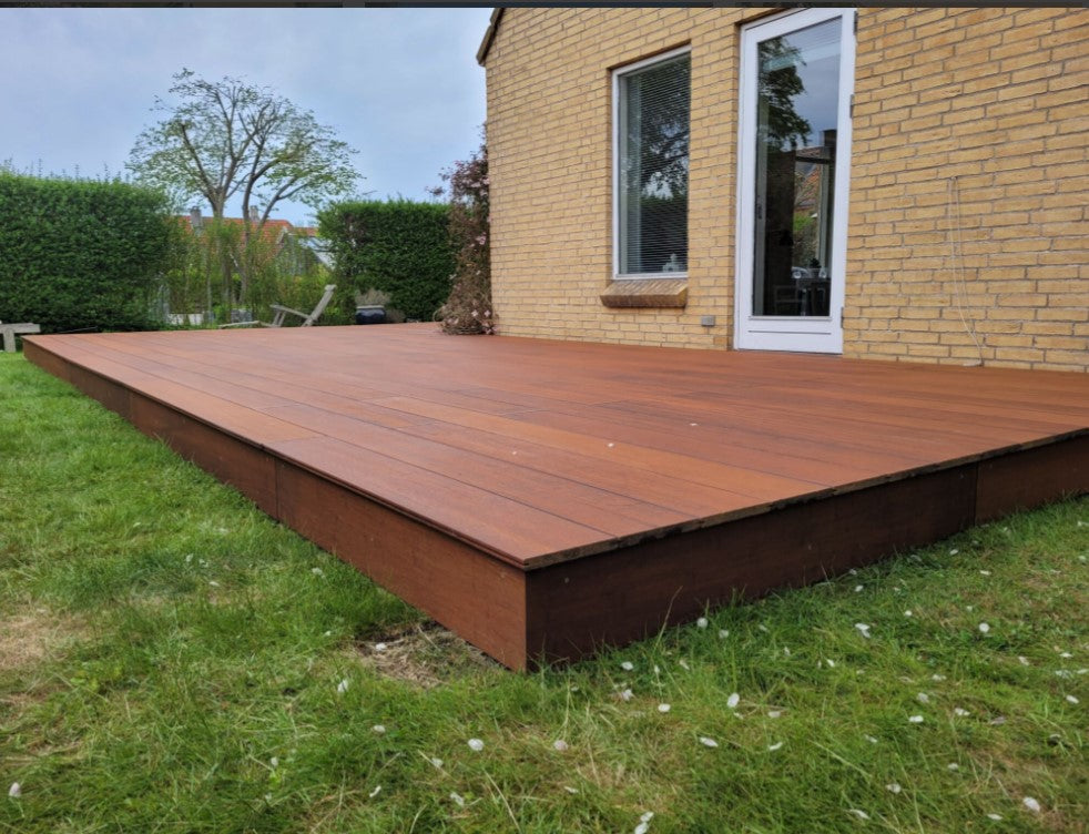 Terrassendiele in der farbe coffee vorgeölt.