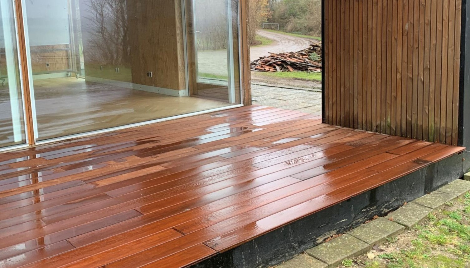 Terrassendielen Varadero im Regen.