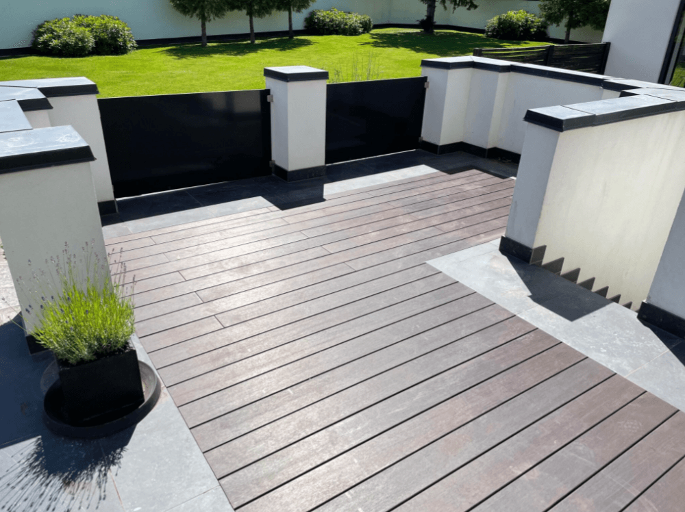 Terrassendiele Havanna in Natursteinplatten eingelassen.