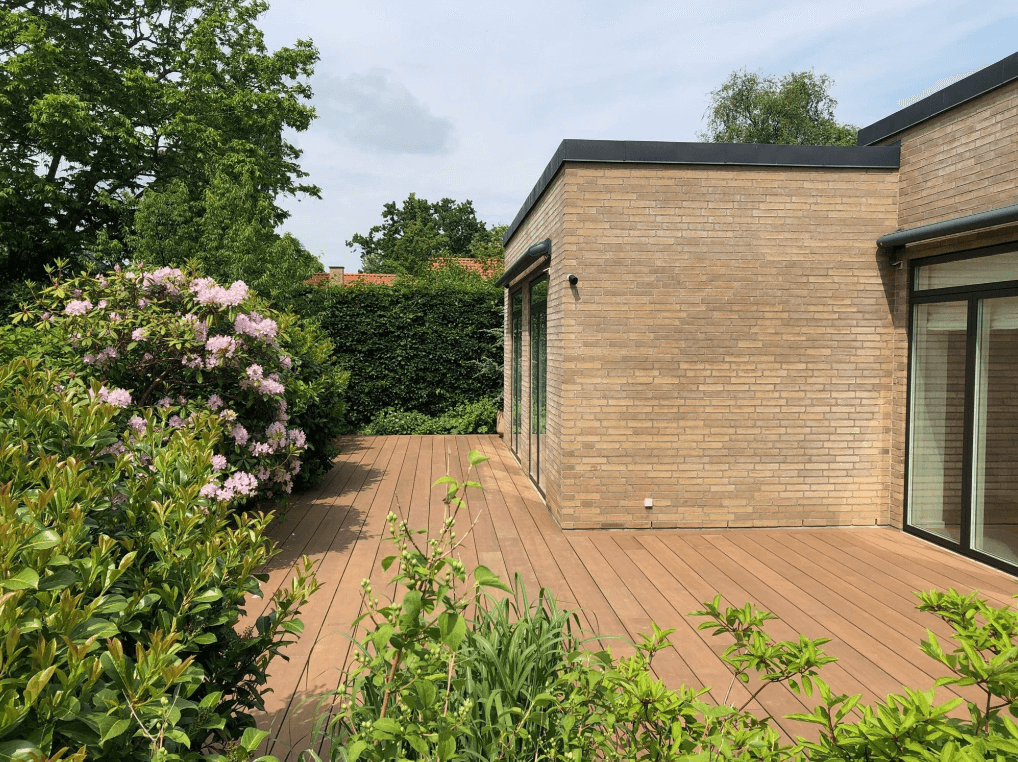 Ein Bungalow mit der Bambus Terrassendiele Holguin in white oak .
