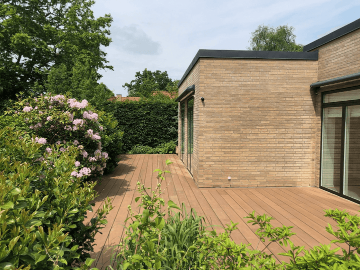 Ein Bungalow mit der Bambus Terrassendiele Holguin in white oak .