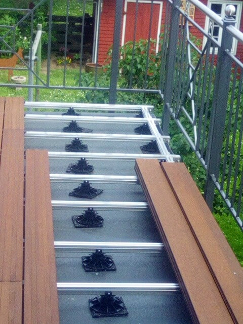 Montierte Aluminium-Unterkonstruktion auf Stelzlager