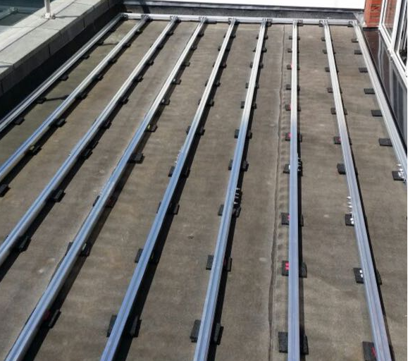 Aluminium Unterkonstruktion 40x40 cm verlegt auf 10 mm Terrassenpads.