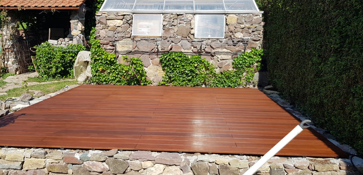 Terrassendeck mit glatten nachhaltigen Terrassendielen aus Bambus.
