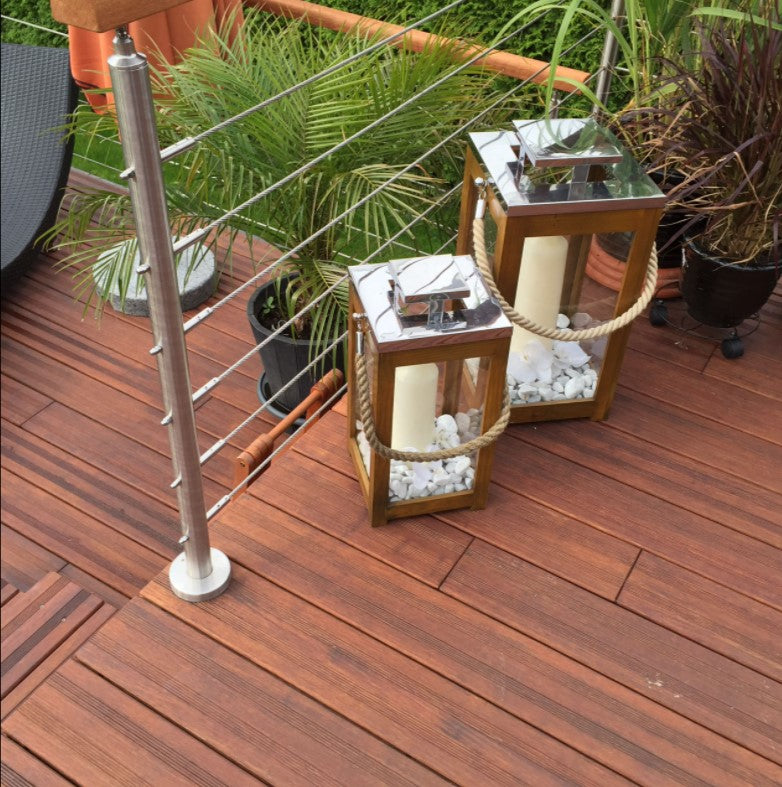 Moderne Dachterrasse mit Bambus-Terrassendielen in warmer Holzoptik und stilvoller Möblierung.