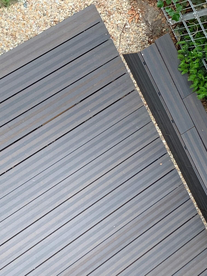Die Terrassendielen Matanzas aus Bambus in der Farbe Granit Grey.