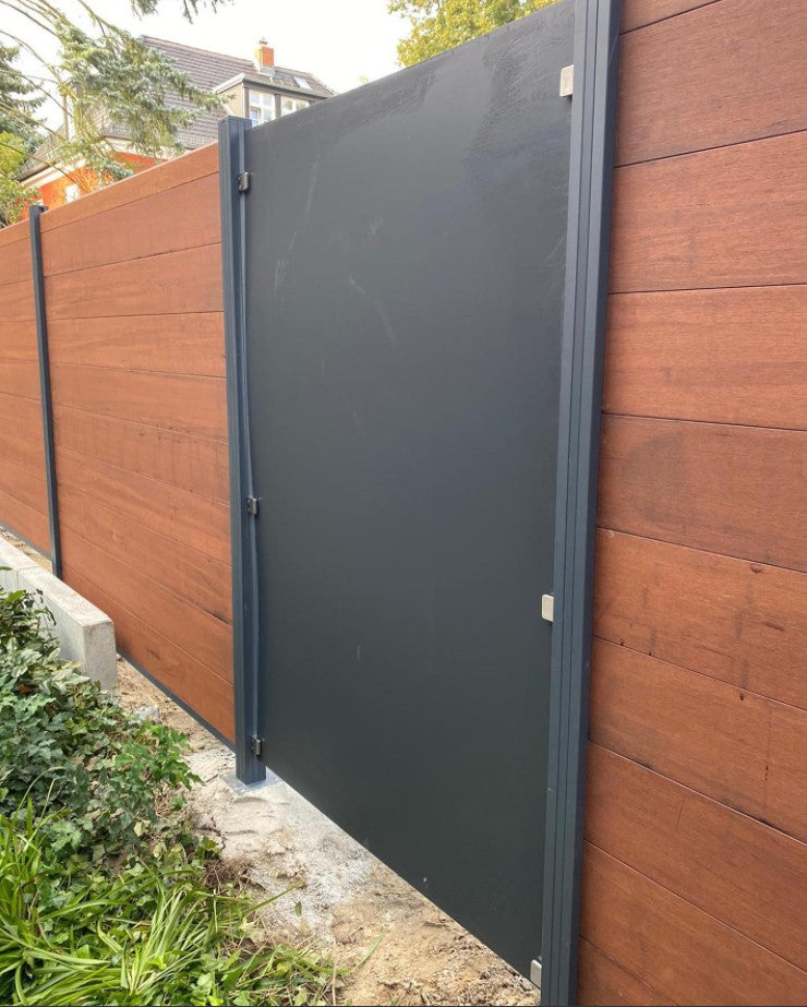 Montagebeispiel aMbooo Bambuszaun mit HPL Design Element.