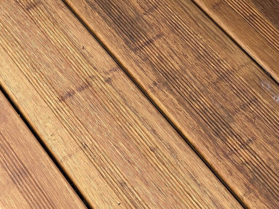 Die Campo Verde Terrassendiele aus Bambus von aMbooo mit französisch profilierter Oberfläche.