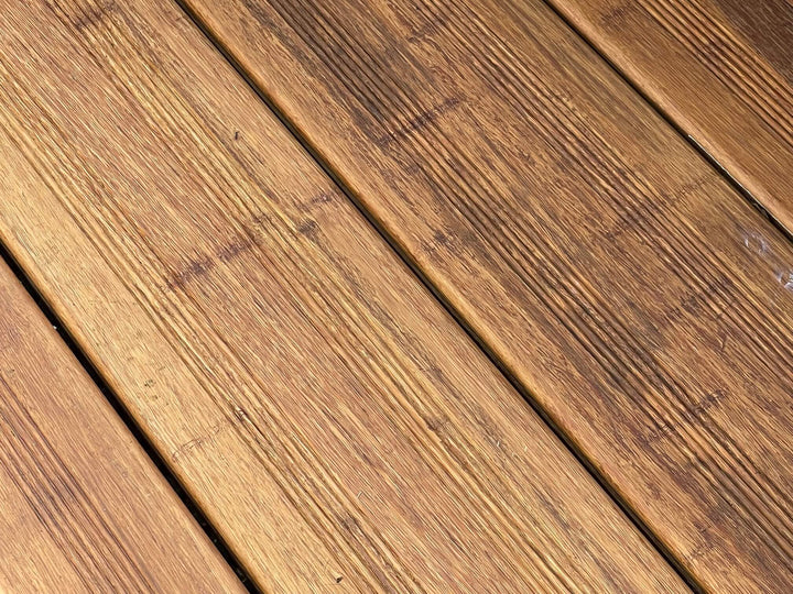 Die Campo Verde Terrassendiele aus Bambus von aMbooo mit französisch profilierter Oberfläche.