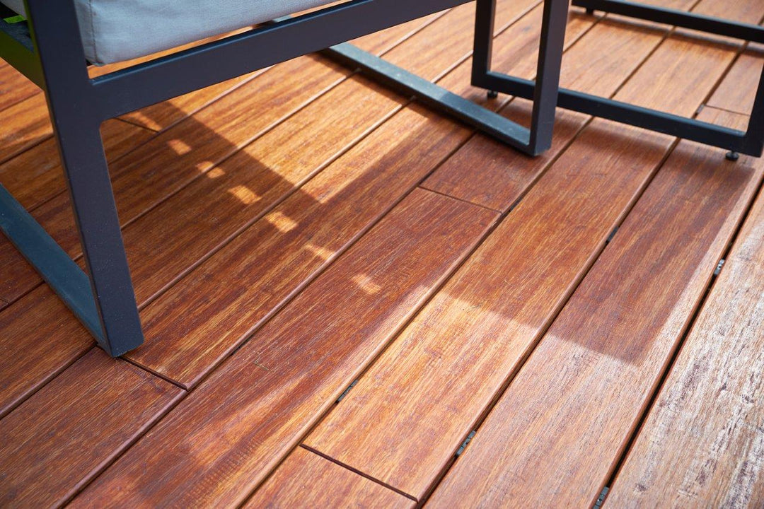 Unsere Bambus Terrassendielen "Cardenas" vorgeölt in der Farbe Bernstein, mit handbehauener Oberfläche.