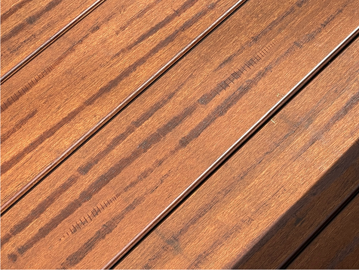 Terrassendiele in einer Altholzoptk.