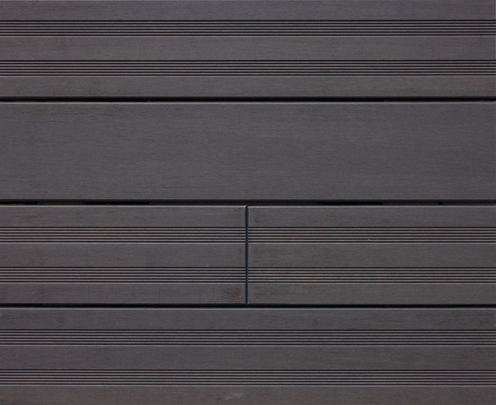 Terrassendiele Matanzas in der Farbe Granit Grey, beidseitig verlegbar.