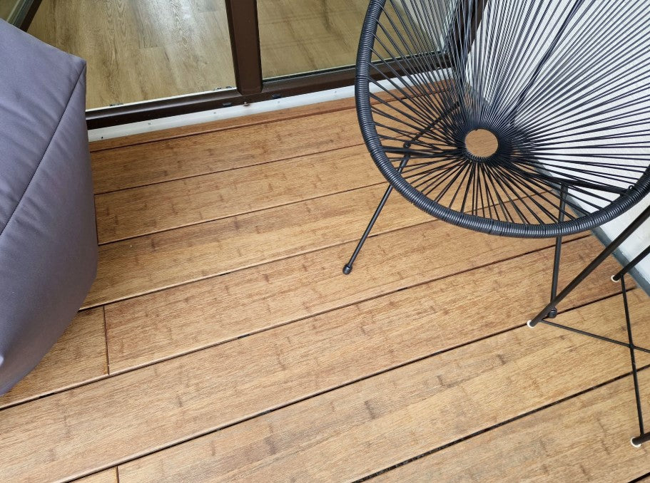 AMBOOO Terrassendiele aus Bambus in Sand mit natürlicher Maserung auf eine moderne Terrasse verlegt.