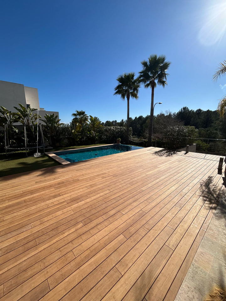 eine großzügige Terrasse mit Pool erstellt mit der Bambusdiele CampoVerde.
