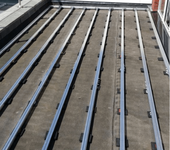 Auf einem Balkon wurde eine Aluminium-Unterkonstruktion au Gummipads verlegt.
