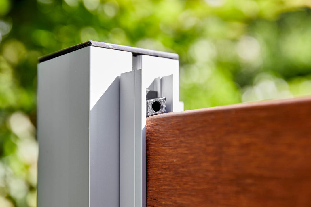 Die Pfostenkappe auf dem Aluminium Pfosten sorgt für ein stilvollen Abschluss. 