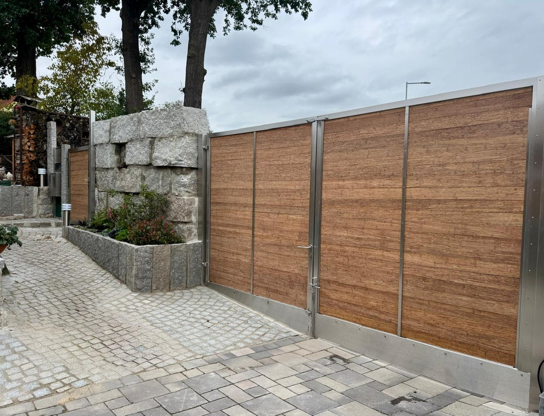 Hier ein schönes Anwendungsbeispiel für die Verwendung des aMbooo Bambus Zaunpaneel als Füllung in einem Gartentor mit einem Aluminiumrahmen.