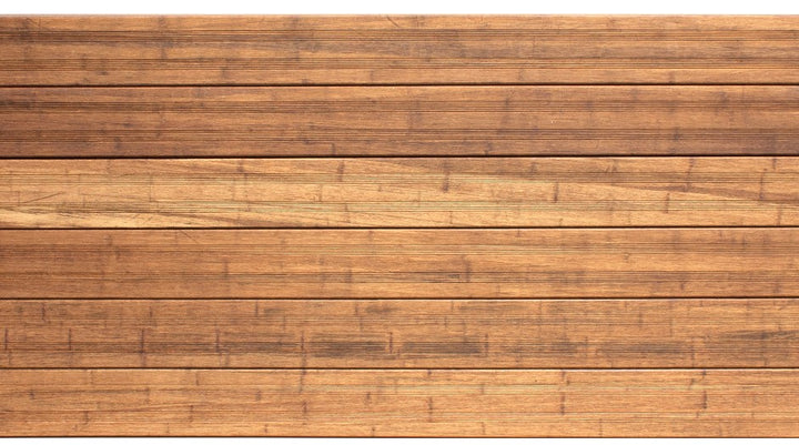 Natur helle Sand farbende Bambus-Terrassendielen mit geriffelter Oberfläche und natürlicher Holzmaserung in horizontaler Anordnung.