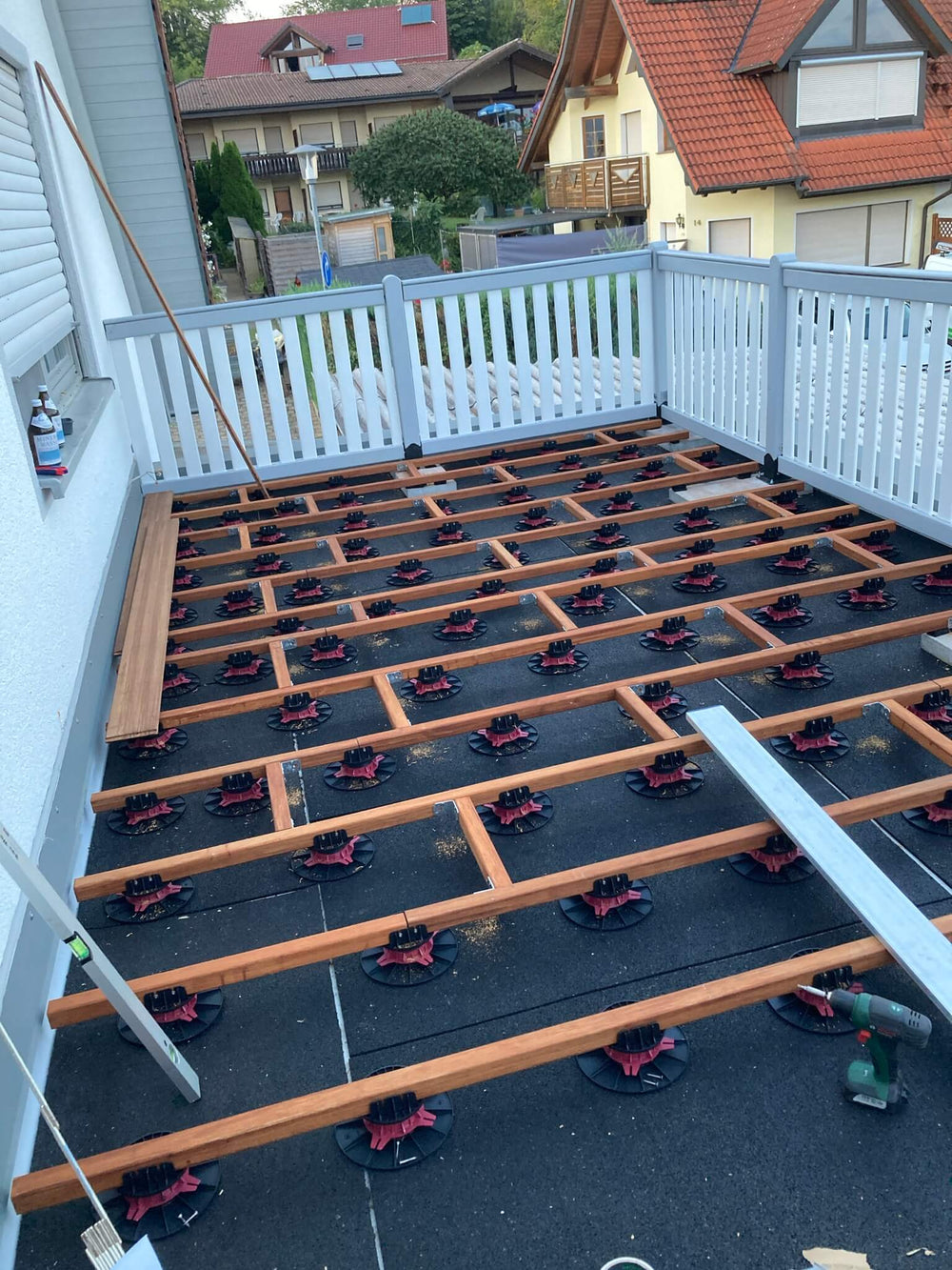 Bambus-Unterkonstruktion auf Stelzlagern für den professionellen Terrassenbau auf Balkonen, Dachterrassen und Flachdächern.