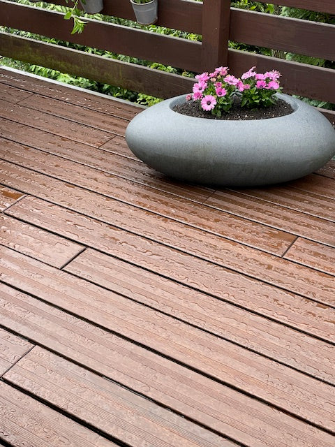 Der Balkonbelag aus Bambus frisch nach der Unterhaltspflege.