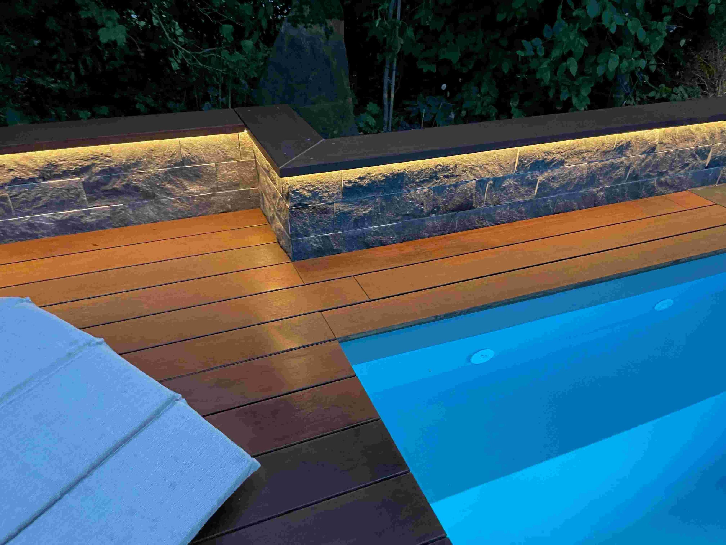 Bambusdielen am Pool mit Licht