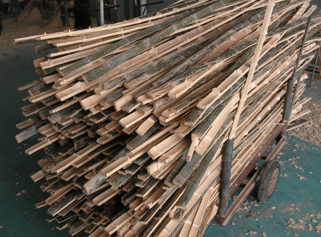 Im ersten Verarbeitungsschritt werden die Bambushalme in Lamellen aufgetrennt.