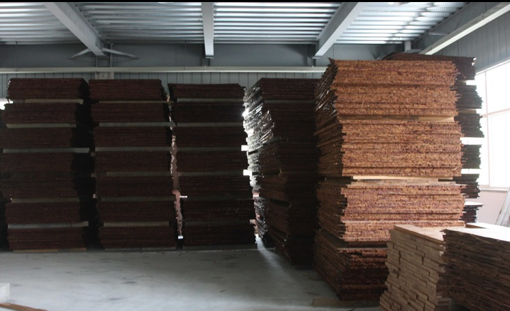 Aus den Bambusplatten werden dann die Terrassendielen profiliert.