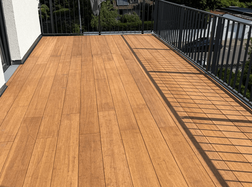 Ein Balkon verleget mit den aMbooo 
Terrassen Closed Deck Typ "Cristobal".