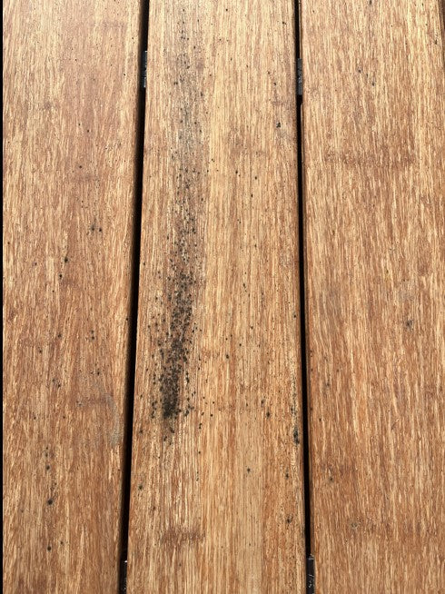 Stockflecken und oberflächliche Schwarzverfärbungen auf Bambus-Terrassendielen durch Feuchtigkeit, Pollen ,Verschmutzungen und natürliche Bewitterung.