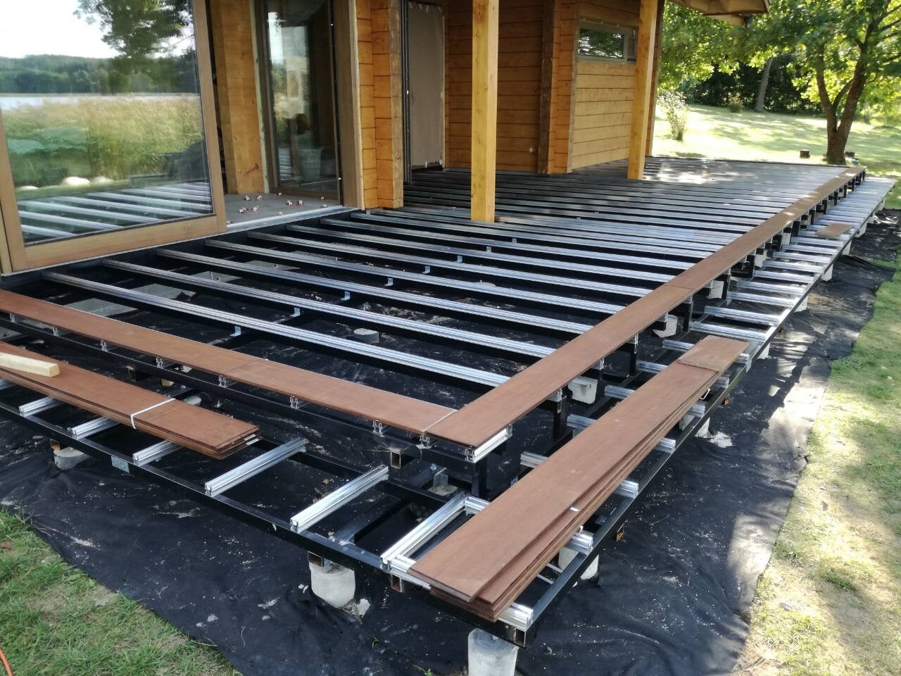 Hier wird die Terrassendielen Supreme aufgeständert mit einer Unterkonstruktion aus Aluminium verlegt.