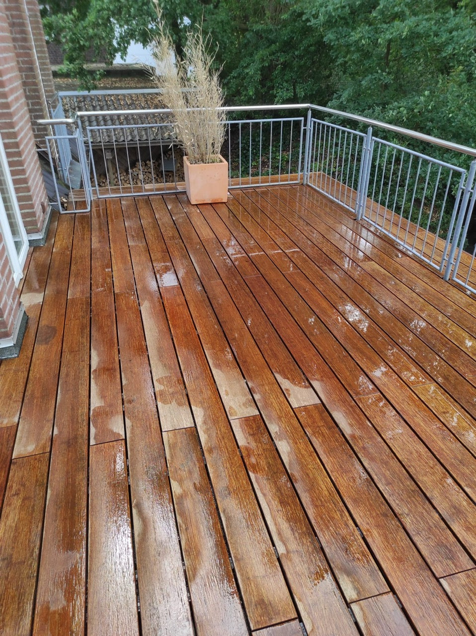 Der Balkonbelag aus Bambus nach der Reinigung.