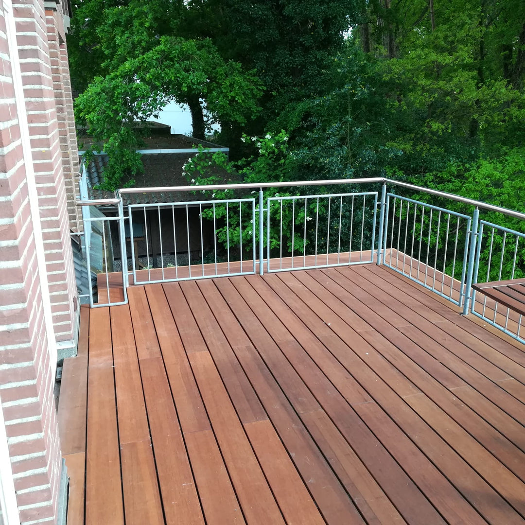 Vorher-Nachher-Bild einer Bambusterrasse: Verwitterte Terrassendielen werden durch Reinigung und Pflege sichtbar aufgefrischt und erhalten ihre natürliche Holzfarbe zurück.