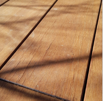 Trockenriss auf einer Bambus-Terrassendiele als natürliche und zulässige Materialveränderung durch Quell- und Schwindbewegungen des Naturwerkstoffs Bambus.