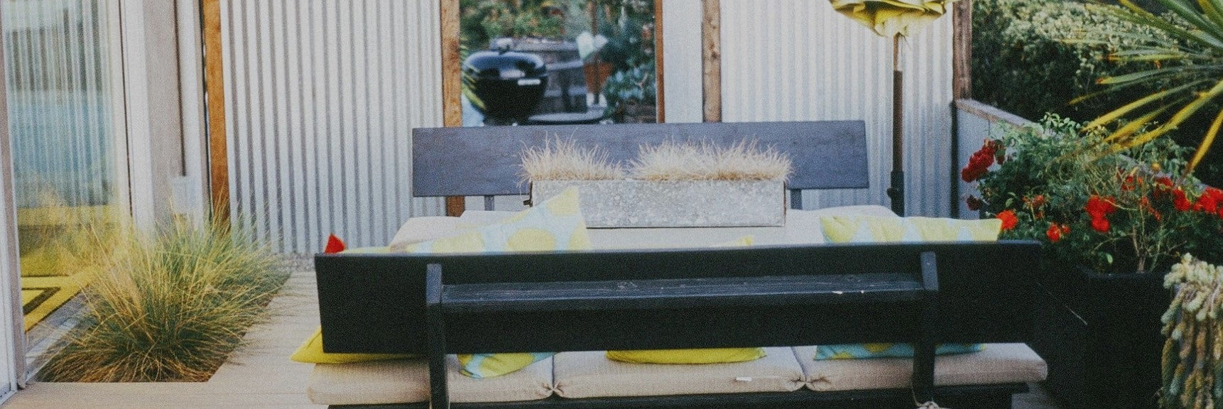 Modern gestaltete Bambusterrasse mit Sitzgruppe, Outdoor-Möbeln und üppiger Bepflanzung im Gartenbereich.