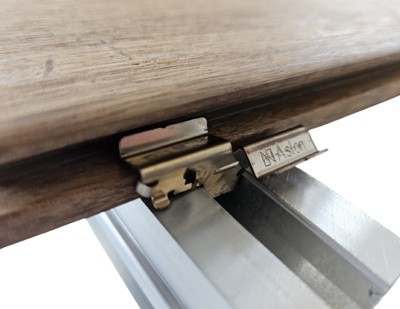 Für das ClosedDeck wurde ein spezieller Clip entwickelt der ausschließlich auf der Aluminium Unterkonstruktion passt, hier ein Montagebeispiel.