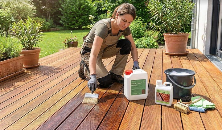 Pflege einer Bambusterrasse mit Terrassenöl und passendem Reinigungszubehör. Die Aufnahme zeigt die fachgerechte Behandlung von Terrassendielen zur Auffrischung der Holzfarbe, zum Schutz vor Witterungseinflüssen und zur langfristigen Werterhaltung der Terrasse.