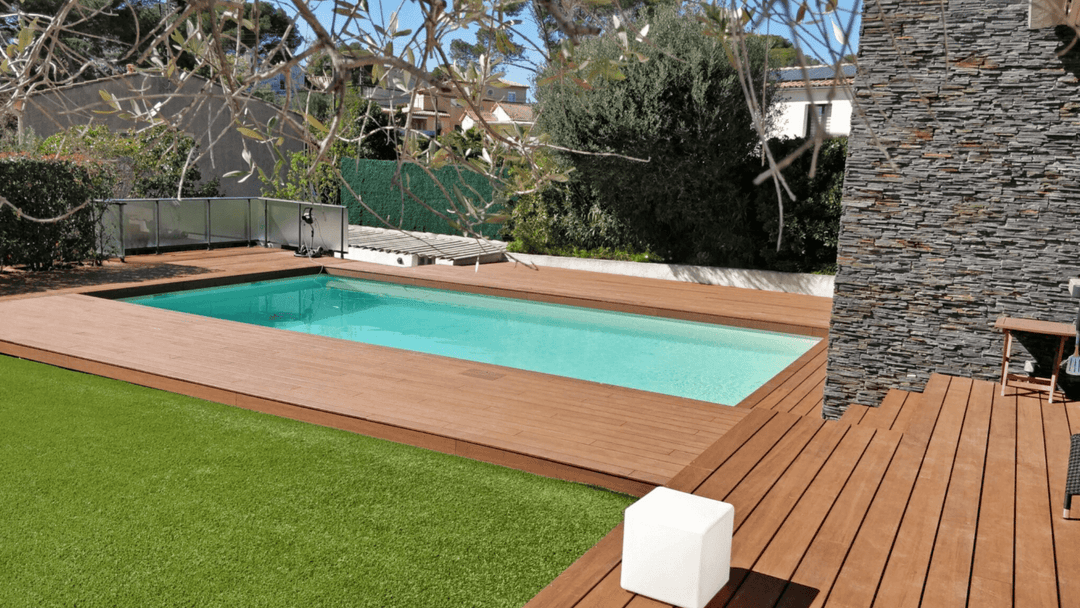 Moderne Poolterrasse mit langlebigen Terrassendielen in Holzoptik, gemütlicher Loungeecke und großzügigem Außenbereich für entspannte Sommertage.