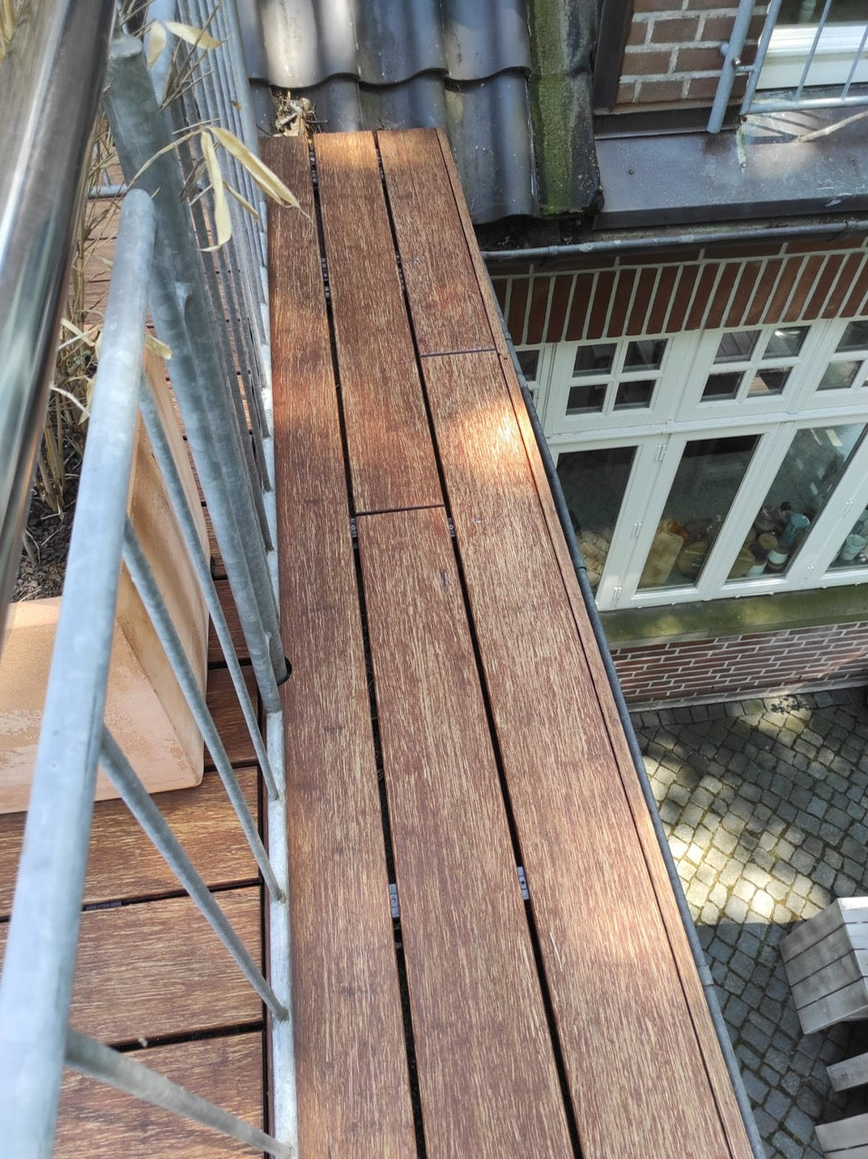 Ein frische gereinigter Balkonbelag wartet auf den frischen Ölauftrag.