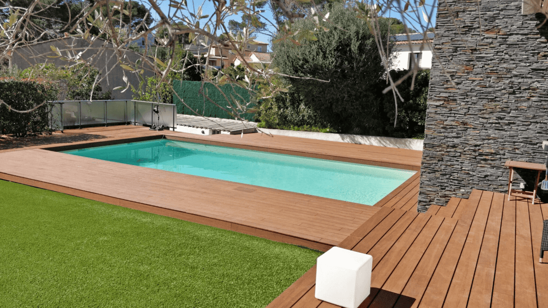 Terrassendielen für eine Poolanlage.
