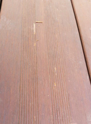 Detailaufnahme einer Bambus-Terrassendiele mit leichter Spreißelbildung. Diese natürliche Oberflächenveränderung kann durch das typische Quell- und Schwindverhalten des Naturwerkstoffs Bambus entstehen.
