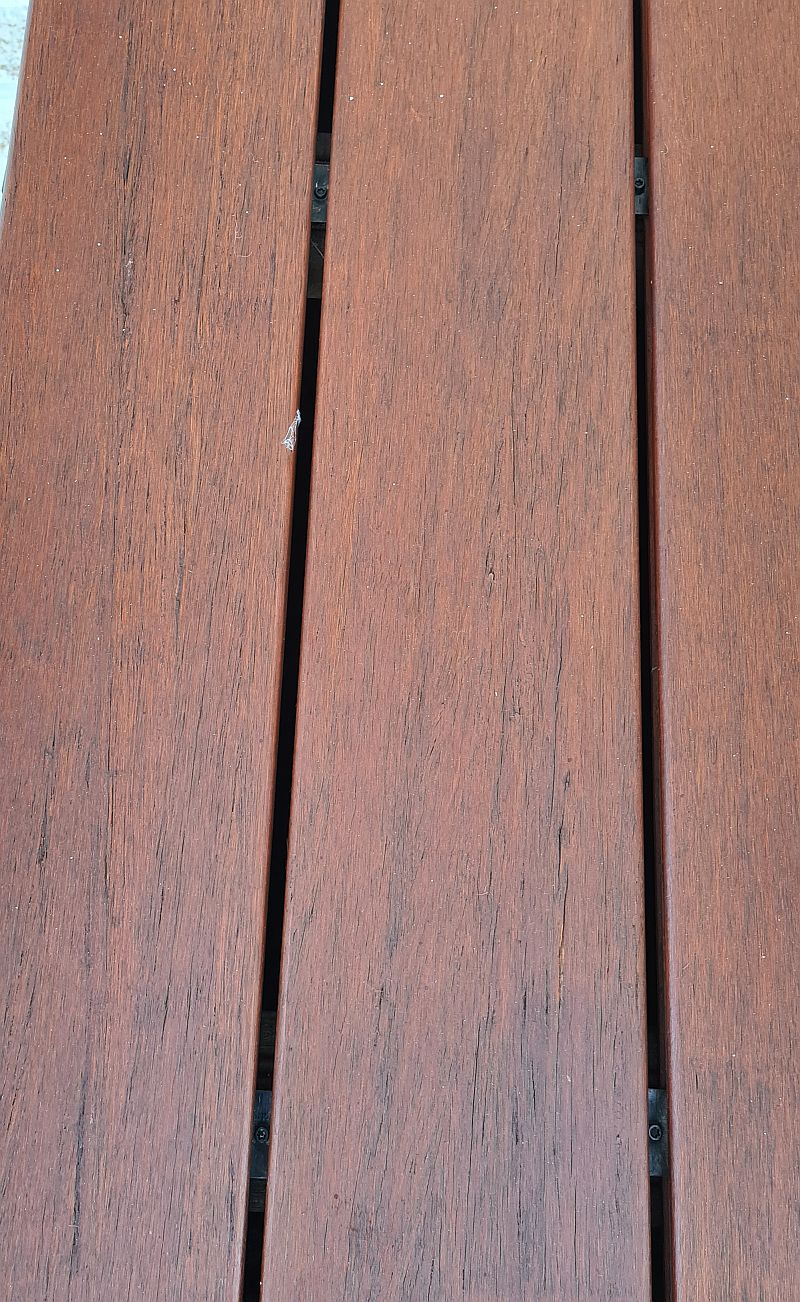 Detailaufnahme einer Bambus-Terrassendiele mit feinem Trockenriss. Solche Risse können durch das natürliche Arbeiten des Materials bei wechselnden Temperaturen und Feuchtigkeitswerten entstehen.