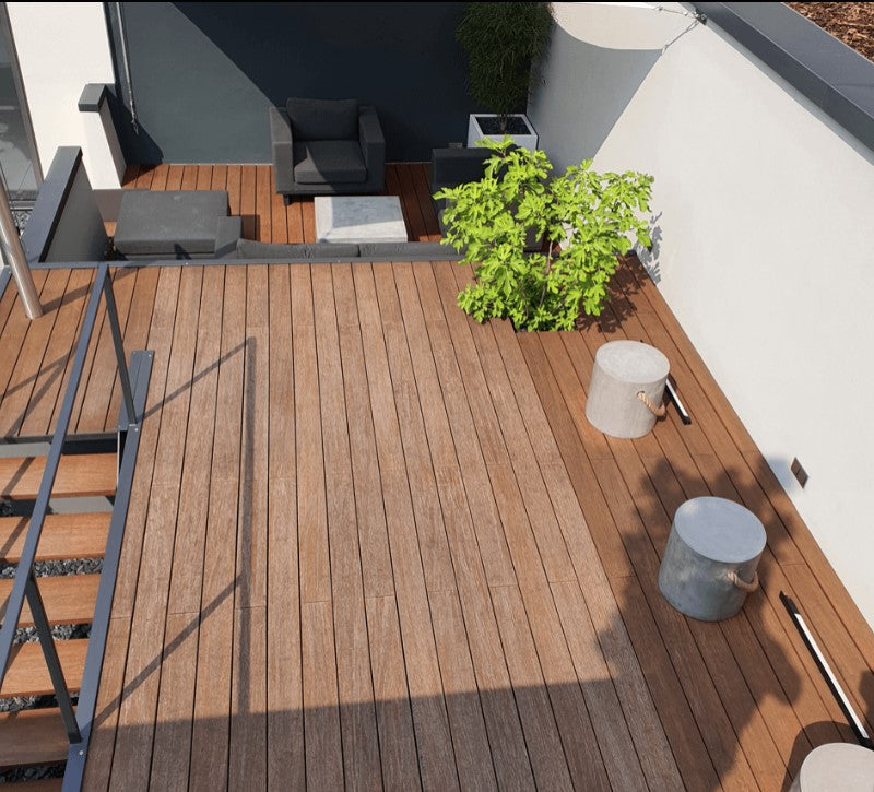 Großzügige Dachterrasse mit Bambus-Terrassendielen, moderner Lounge und Pflanzgefäßen. Die nachhaltigen Terrassendielen überzeugen durch ihre natürliche Holzoptik und hohe Widerstandsfähigkeit.