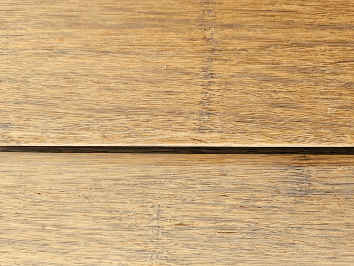 Keine sichtbaren Schrauben, keine durchscheinende Unterkonstruktion, keine störenden Details. Stattdessen: pures Design, das Ruhe ausstrahlt. Das ClosedDeck von aMbooo.