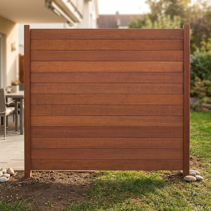 Brauner Bambus-Sichtschutzzaun mit horizontalen Lamellen als Abgrenzung zwischen Terrasse und Garten. 180x180  cm.