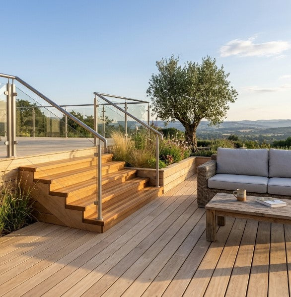 Großzügige Bambusterrasse mit integrierter Treppe und Edelstahl-Glasgeländer. Die helle Terrassenanlage schafft einen modernen und einladenden Außenbereich mit Blick in die Natur.