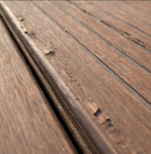 Detailaufnahme Bambus-Terrassendiele die Rauigkeiten an der Oberfläche entwickelt hat. Das sichtbare aufrauhen,  kann durch das natürliche Quell- und Schwindverhalten des Materials bei wechselnden Witterungsbedingungen entstehen.